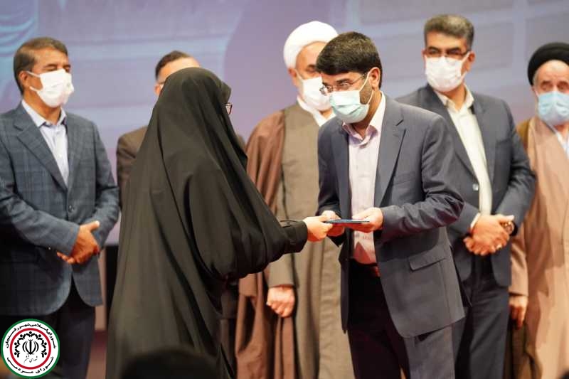حکم مسئولیت شهردارجدید رفسنجان از دستان فرزند اولین شهید مدافع حرم استان