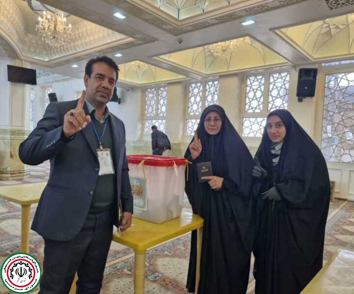 حضور نائب رئیس شورای شهر رفسنجان با خانواده پای صندوق رأی